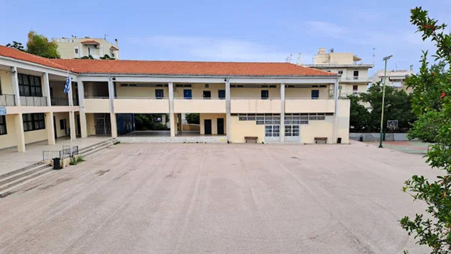 13ΧΡΟΝΗ ΕΠΕΣΕ ΑΠΟ ΜΠΑΛΚΟΝΙ ΣΧΟΛΕΙΟΥ ΣΤΟ ΧΑΙΔΑΡΙ, ΝΟΣΗΛΕΥΕΤΑΙ ΔΙΑΣΩΛΗΝΩΜΕΝΗ ΣΕ ΜΕΘ