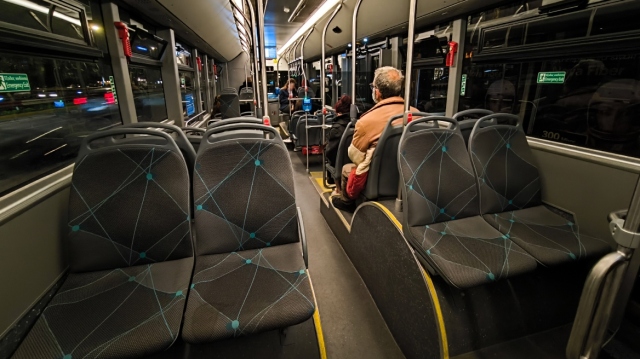 ΗΛΙΚΙΩΜΕΝΗ ΞΕΧΑΣΕ ΤΣΑΝΤΑ ΜΕ 30.000 ΕΥΡΩ, ΧΡΥΣΕΣ ΛΙΡΕΣ ΚΑΙ ΚΟΣΜΗΜΑΤΑ ΜΕΣΑ ΣΤΟ ΛΕΩΦΟΡΕΙΟ 856 ΚΑΙ ΤΗΣ ΕΠΙΣΤΡΑΦΗΚΕ ΑΝΕΓΓΙΧΤΗ