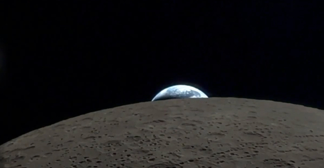 Η ΣΤΙΓΜΗ ΠΟΥ Η ΓΗ ΚΡΥΒΕΤΑΙ ΠΙΣΩ ΑΠΟ ΤΗ ΣΕΛΗΝΗ: ΤΟ ΑΠΙΘΑΝΟ ΒΙΝΤΕΟ ΠΟΥ ΤΡΑΒΗΞΕ ΑΣΤΡΟΝΑΥΤΗΣ ΤΗΣ NASA ΜΕ IPHONE ΑΠΟ ΤΟ ΔΙΑΣΤΗΜΑ