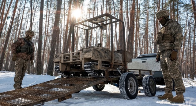 ΠΟΛΕΜΟΣ ΣΤΗΝ ΟΥΚΡΑΝΙΑ: ΡΟΜΠΟΤ ΑΝΤΙΚΑΘΙΣΤΟΥΝ ΣΤΡΑΤΙΩΤΕΣ ΣΤΟ ΜΕΤΩΠΟ, ΠΕΤΥΧΑΙΝΟΝΤΑΣ ΑΚΟΜΗ ΚΑΙ ΑΙΧΜΑΛΩΣΙΕΣ