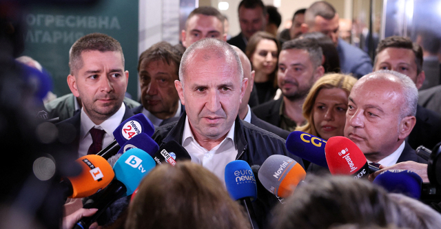 Ο ΦΙΛΟΡΩΣΟΣ ΡΟΥΜΕΝ ΡΑΝΤΕΦ ΝΙΚΗΤΗΣ ΤΩΝ ΕΚΛΟΓΩΝ ΣΤΗ ΒΟΥΛΓΑΡΙΑ: ΑΠΟ ΣΤΡΑΤΙΩΤΙΚΟΣ, ΠΡΟΕΔΡΟΣ ΤΗΣ ΧΩΡΑΣ ΚΑΙ ΤΩΡΑ ΠΡΩΘΥΠΟΥΡΓΟΣ