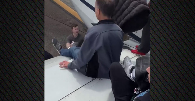 &Theta;&rho;ί&lambda;&epsilon;&rho; &sigma;&epsilon; &pi;&tau;ή&sigma;&eta; &tau;&eta;&sigmaf; United Airlines: &Alpha;&nu;&alpha;&gamma;&kappa;&alpha;&sigma;&tau;&iota;&kappa;ή &pi;&rho;&omicron;&sigma;&gamma;&epsilon;ί&omega;&sigma;&eta; &upsilon;&pi;ό &tau;&omicron; &phi;ό&beta;&omicron; &beta;ό&mu;&beta;&alpha;&sigmaf;, &omicron;&iota; &epsilon;&pi;&iota;&beta;ά&tau;&epsilon;&sigmaf; &kappa;&alpha;&tau;έ&beta;&eta;&kappa;&alpha;&nu; &alpha;&pi;ό &tau;&alpha; &phi;&tau;&epsilon;&rho;ά - &beta;ί&nu;&tau;&epsilon;&omicron;