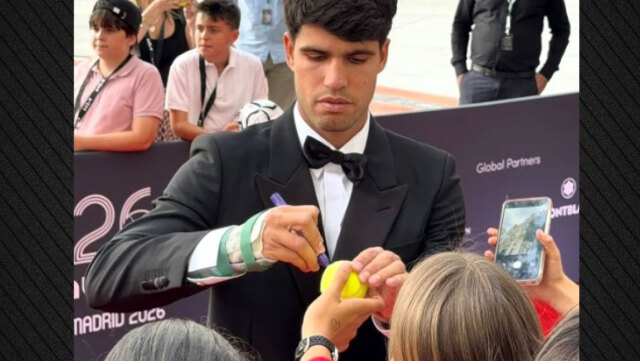&Alpha;&lambda;&kappa;&alpha;&rho;ά&theta;: &Alpha;&mu;&phi;ί&beta;&omicron;&lambda;&eta; &eta; &sigma;&upsilon;&mu;&mu;&epsilon;&tau;&omicron;&chi;ή &tau;&omicron;&upsilon; &sigma;&tau;&omicron; Roland Garros &mu;&epsilon;&tau;ά &tau;&eta;&nu; &epsilon;&mu;&phi;ά&nu;&iota;&sigma;&eta; &mu;&epsilon; &nu;ά&rho;&theta;&eta;&kappa;&alpha; &sigma;&tau;&omicron; &chi;έ&rho;&iota;, &delta;&epsilon;ί&tau;&epsilon; &beta;ί&nu;&tau;&epsilon;&omicron;