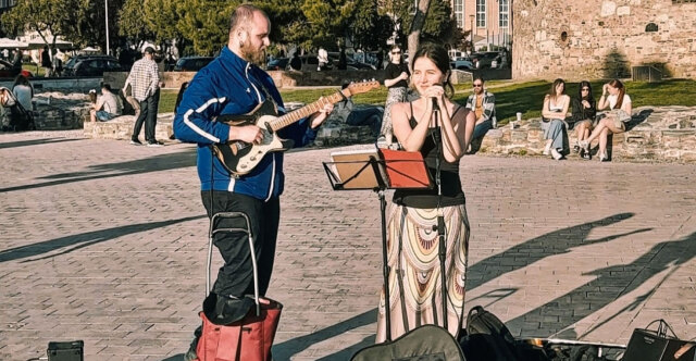 ΘΕΣΣΑΛΟΝΙΚΗ: ΘΑ ΔΙΑΓΡΑΦΕΙ ΤΟ ΠΡΟΣΤΙΜΟ ΤΩΝ 300 ΕΥΡΩ ΣΤΟΥΣ ΜΟΥΣΙΚΟΥΣ ΤΟΥ ΔΡΟΜΟΥ ΜΕΤΑ ΑΠΟ ΣΥΝΑΝΤΗΣΗ ΜΕ ΤΟΝ ΔΗΜΟ