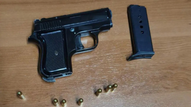 ΣΥΝΕΛΗΦΘΗ 35ΧΡΟΝΟΣ ΓΙΑ ΑΠΟΠΕΙΡΑ ΑΝΘΡΩΠΟΚΤΟΝΙΑΣ ΤΗΣ ΣΥΝΤΡΟΦΟΥ ΣΤΟΝ ΑΓΙΟ ΠΑΝΤΕΛΕΗΜΟΝΑ, ΤΗΝ ΑΠΕΙΛΗΣΕ ΜΕ ΟΠΛΟ