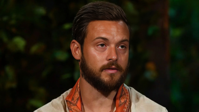 Survivor: &Pi;&rho;&omicron;&tau;ί&mu;&eta;&sigma;&alpha; &nu;&alpha; &beta;&gamma;&omega; &mu;&pi;&rho;&omicron;&sigma;&tau;ά &kappa;&alpha;&iota; &nu;&alpha; &upsilon;&pi;ά&rho;&xi;&epsilon;&iota; &epsilon;&upsilon;&eta;&mu;&epsilon;&rho;ί&alpha; &sigma;&tau;&eta;&nu; &omicron;&mu;ά&delta;&alpha;, &epsilon;ί&pi;&epsilon; &omicron; &Alpha;&lambda;έ&xi;&alpha;&nu;&delta;&rho;&omicron;&sigmaf; &Kappa;&omicron;ύ&rho;&tau;&omicron;&beta;&iota;&kappa; &gamma;&iota;&alpha; &tau;&eta;&nu; &upsilon;&pi;&omicron;&psi;&eta;&phi;&iota;ό&tau;&eta;&tau;ά &tau;&omicron;&upsilon;