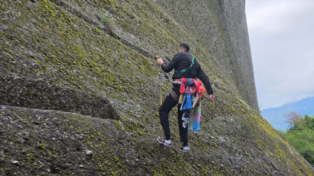 ΑΝΑΒΙΩΝΕΙ ΤΟ ΕΘΙΜΟ ΤΩΝ «ΜΑΝΤΗΛΑΔΩΝ» ΣΤΑ ΜΕΤΕΩΡΑ ΜΕ ΑΝΑΡΡΙΧΗΣΕΙΣ ΣΤΟΝ ΒΡΑΧΟ ΤΟΥ ΑΓΙΟΥ ΓΕΩΡΓΙΟΥ, ΔΕΙΤΕ ΕΙΚΟΝΕΣ
