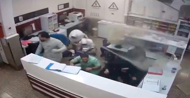 ΧΑΟΤΙΚΕΣ ΣΚΗΝΕΣ ΣΕ ΝΟΣΟΚΟΜΕΙΑ ΤΟΥ ΙΡΑΝ ΕΝ ΜΕΣΩ ΕΠΙΘΕΣΕΩΝ, ΝΟΣΗΛΕΥΤΡΙΑ ΔΙΑΣΩΖΕΙ ΝΕΟΓΕΝΝΗΤΑ