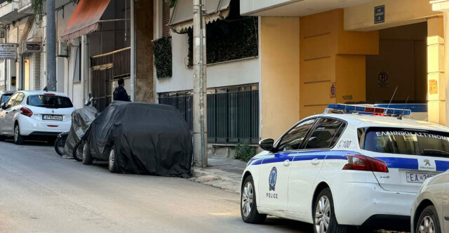 ΝΕΟΣ ΚΟΣΜΟΣ: ΣΥΝΕΛΗΦΘΗ Ο ΕΝΟΠΛΟΣ ΑΝΔΡΑΣ ΠΟΥ ΕΙΧΕ ΤΑΜΠΟΥΡΩΘΕΙ ΣΤΟ ΣΠΙΤΙ ΤΟΥ ΑΦΟΥ ΕΠΙΤΕΘΗΚΕ ΣΤΗ ΜΗΤΕΡΑ ΤΟΥ