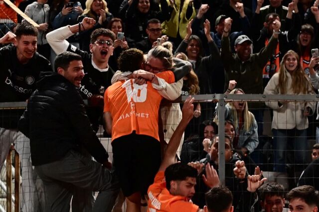 &Tau;&epsilon;&lambda;&iota;&kappa;ό&sigmaf; &Kappa;&upsilon;&pi;έ&lambda;&lambda;&omicron;&upsilon;: &Omicron; &Tau;&iota;ά&gamma;&kappa;&omicron; &Nu;&omicron;&upsilon;&sigmaf; έ&kappa;&alpha;&nu;&epsilon; &tau;&omicron; 2-1 &gamma;&iota;&alpha; &tau;&omicron;&nu; &Omicron;&Phi;&Eta; &kappa;&alpha;&iota; &alpha;&nu;έ&beta;&eta;&kappa;&epsilon; &sigma;&tau;&alpha; &kappa;ά&gamma;&kappa;&epsilon;&lambda;&alpha; &gamma;&iota;&alpha; &nu;&alpha; &alpha;&gamma;&kappa;&alpha;&lambda;&iota;ά&sigma;&epsilon;&iota; &tau;&eta; &mu;&eta;&tau;έ&rho;&alpha; &tau;&omicron;&upsilon;, &delta;&epsilon;ί&tau;&epsilon; &beta;ί&nu;&tau;&epsilon;&omicron;