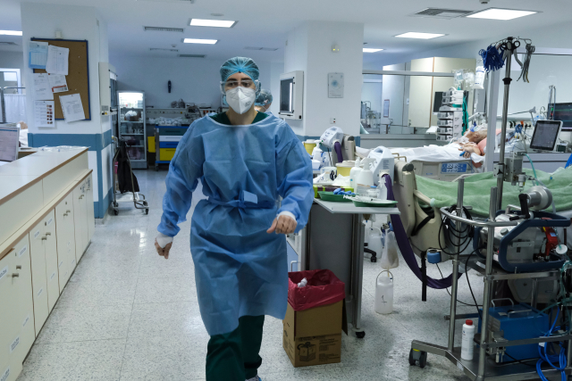 ΤΙ ΣΥΜΒΑΙΝΕΙ ΜΕΣΑ ΣΤΗΝ ΕΝΤΑΤΙΚΗ; Ο ΔΙΕΥΘΥΝΤΗΣ ΤΗΣ ΜΕΘ ΚΟΖΑΝΗΣ ΑΠΟΚΑΛΥΠΤΕΙ ΤΑ ΠΑΝΤΑ