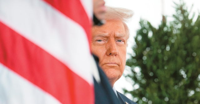 Ο ΤΡΑΜΠ ΕΜΦΑΝΙΖΕΤΑΙ ΕΠΙΦΥΛΑΚΤΙΚΟΣ ΑΠΕΝΑΝΤΙ ΣΤΗΝ ΠΡΟΤΑΣΗ ΤΟΥ ΙΡΑΝ ΓΙΑ ΤΑ ΣΤΕΝΑ ΤΟΥ ΟΡΜΟΥΖ