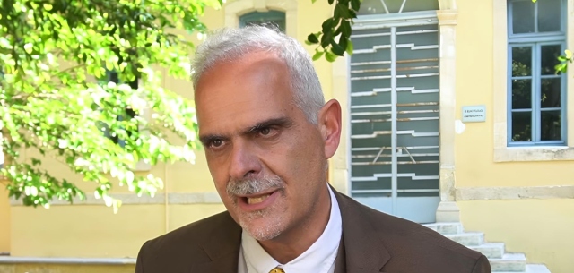 Ο ΠΟΙΝΙΚΟΛΟΓΟΣ ΝΙΚΟΣ ΡΟΥΣΟΠΟΥΛΟΣ ΓΙΑ ΤΟΝ ΞΥΛΟΔΑΡΜΟ ΤΟΥ ΓΙΟΥ ΤΟΥ ΑΠΟ ΚΟΥΚΟΥΛΟΦΟΡΟΥΣ ΣΤΑ ΕΞΑΡΧΕΙΑ: «ΕΙΝΑΙ ΣΟΚΑΡΙΣΜΕΝΟΣ, ΗΤΑΝ ΣΤΟΧΕΥΜΕΝΗ ΕΝΕΡΓΕΙΑ»