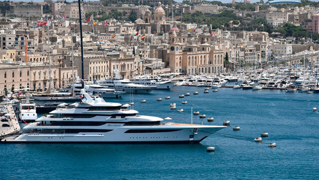 &Sigma;&epsilon; &delta;&eta;&mu;&omicron;&pi;&rho;&alpha;&sigma;ί&alpha; &tau;&omicron; &kappa;&alpha;&tau;&alpha;&sigma;&chi;&epsilon;&mu;έ&nu;&omicron; super yacht &laquo;Royal Romance&raquo;: &Pi;&lambda;&omega;&tau;ό &pi;&alpha;&lambda;ά&tau;&iota; &alpha;&xi;ί&alpha;&sigmaf; 200 &epsilon;&kappa;&alpha;&tau;. &delta;&omicron;&lambda;&alpha;&rho;ί&omega;&nu;
