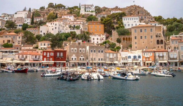 Τρεις μεθυσμένοι αλλοδαποί αναστάτωσαν την Ύδρα: Έκαναν επεισόδιο σε εστιατόριο, προσπάθησαν να εισβάλουν σε σπίτι και επιτέθηκαν σε αστυνομικούς