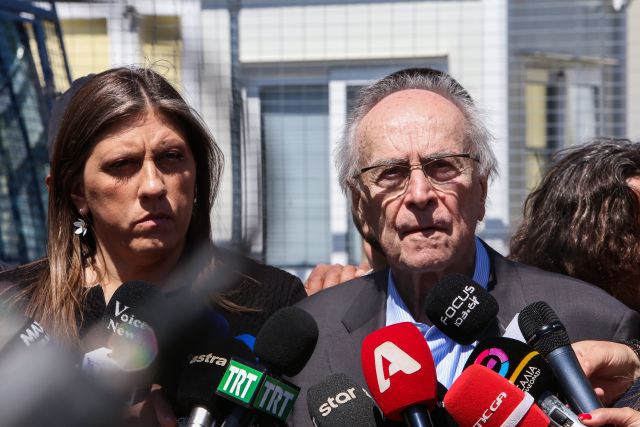 ΝΙΚΟΣ ΚΩΝΣΤΑΝΤΟΠΟΥΛΟΣ ΚΑΙ ΖΩΗ ΕΝΟΧΛΗΘΗΚΑΝ ΑΠΟ ΤΗ ΜΗΧΑΝΗ ΑΣΤΥΝΟΜΙΚΟΥ ΟΧΗΜΑΤΟΣ - ΔΕΙΤΕ ΒΙΝΤΕΟ ΜΕ ΤΙΣ ΑΝΤΙΔΡΑΣΕΙΣ ΤΟΥΣ