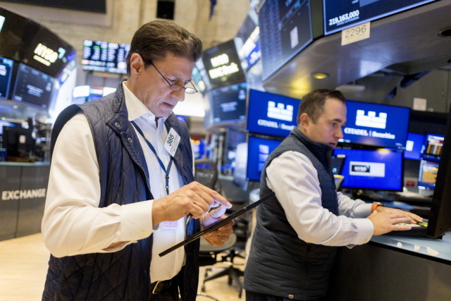 Υψηλή μεταβλητότητα στη Wall Street – Συνεχείς ανατροπές από τη διπλή έκπληξη της Fed 