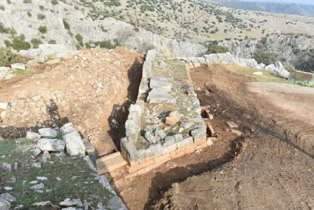 &Upsilon;&pi;&omicron;&upsilon;&rho;&gamma;&epsilon;ί&omicron; &Pi;&omicron;&lambda;&iota;&tau;&iota;&sigma;&mu;&omicron;ύ: &Alpha;&pi;&omicron;&kappa;&alpha;&theta;ί&sigma;&tau;&alpha;&tau;&alpha;&iota; &kappa;&alpha;&iota; &alpha;&nu;&alpha;&delta;&epsilon;&iota;&kappa;&nu;ύ&epsilon;&tau;&alpha;&iota; &eta; &alpha;&kappa;&rho;ό&pi;&omicron;&lambda;&eta; &tau;&eta;&sigmaf; &Alpha;&rho;&chi;&alpha;ί&alpha;&sigmaf; &Pi;έ&lambda;&iota;&nu;&nu;&alpha;&sigmaf; &sigma;&tau;&eta;&nu; &Theta;&epsilon;&sigma;&sigma;&alpha;&lambda;ί&alpha;