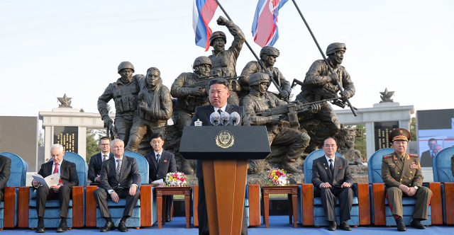 Ο ΚΙΜ ΓΙΟΝΓΚ ΟΥΝ ΕΞΥΜΝΕΙ ΤΟΥΣ ΒΟΡΕΙΟΚΟΡΕΑΤΕΣ ΣΤΡΑΤΙΩΤΕΣ ΠΟΥ ΑΝΑΤΙΝΑΧΘΗΚΑΝ ΓΙΑ ΝΑ ΜΗΝ ΑΙΧΜΑΛΩΤΙΣΤΟΥΝ ΑΠΟ ΟΥΚΡΑΝΟΥΣ