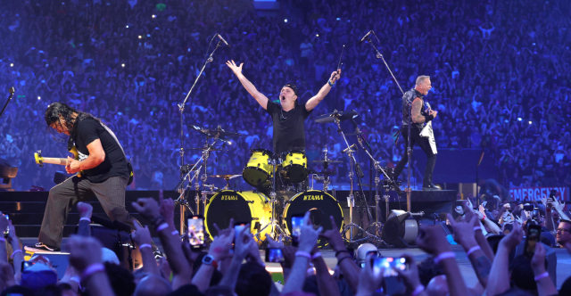 &Omicron;&iota; Metallica &sigma;&tau;&omicron; &Omicron;&Alpha;&Kappa;&Alpha;: &Tau;&alpha; &nu;&tau;&epsilon;&sigma;&iota;&mu;&pi;έ&lambda;, &omicron; &sigma;&epsilon;&iota;&sigma;&mu;ό&sigmaf; &tau;&omicron;&upsilon; Enter Sandman &kappa;&alpha;&iota; &tau;&omicron; sold out &tau;&omega;&nu; 70.000 &theta;&epsilon;&alpha;&tau;ώ&nu;