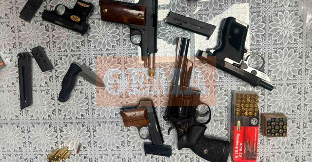 ΕΠΙΧΕΙΡΗΣΗ ΤΗΣ ΕΛΑΣ ΣΤΗ ΔΥΤΙΚΗ ΑΤΤΙΚΗ, ΜΟΝΟ ΣΕ ΕΝΑ ΣΠΙΤΙ ΣΤΟ ΜΕΝΙΔΙ ΒΡΕΘΗΚΑΝ 4 ΟΠΛΑ, ΓΕΜΙΣΤΗΡΕΣ ΚΑΙ ΜΑΧΑΙΡΙ