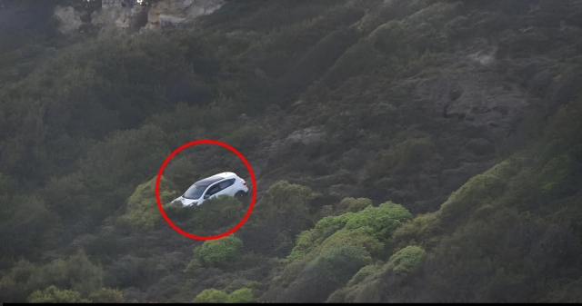 ΤΟ ΠΑΡΑΣΚΗΝΙΟ ΤΗΣ ΟΙΚΟΓΕΝΕΙΑΚΗΣ ΡΗΞΗΣ ΤΟΥ ΖΕΥΓΑΡΙΟΥ ΣΤΗ ΡΟΔΟ ΠΟΥ ΠΑΡΑΛΙΓΟ ΝΑ ΚΑΤΑΛΗΞΕΙ ΣΕ ΤΡΑΓΩΔΙΑ: ΕΙΧΑΝ ΧΩΡΙΣΕΙ ΑΛΛΑ ΕΜΕΝΑΝ ΣΤΟ ΙΔΙΟ ΣΠΙΤΙ