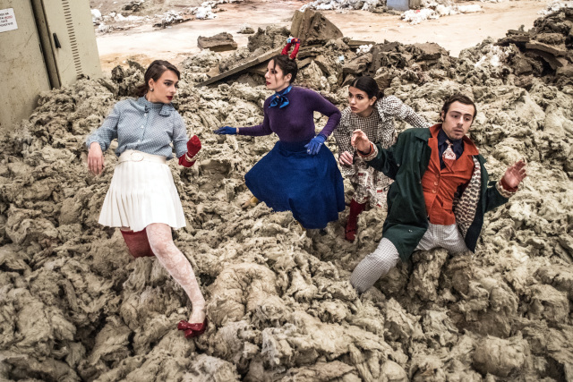 Yin Theatre: &Mu;&iota;&alpha; &nu;έ&alpha; &theta;&epsilon;&alpha;&tau;&rho;&iota;&kappa;ή &omicron;&mu;ά&delta;&alpha; &pi;&omicron;&upsilon; &epsilon;&pi;&epsilon;&nu;&delta;ύ&epsilon;&iota; &sigma;&tau;&eta; &sigma;&upsilon;&lambda;&lambda;&omicron;&gamma;&iota;&kappa;ό&tau;&eta;&tau;&alpha; &kappa;&alpha;&iota; &tau;&eta;&nu; &omicron;&upsilon;&sigma;ί&alpha; &tau;&eta;&sigmaf; &epsilon;&pi;&iota;&kappa;&omicron;&iota;&nu;&omega;&nu;ί&alpha;&sigmaf;