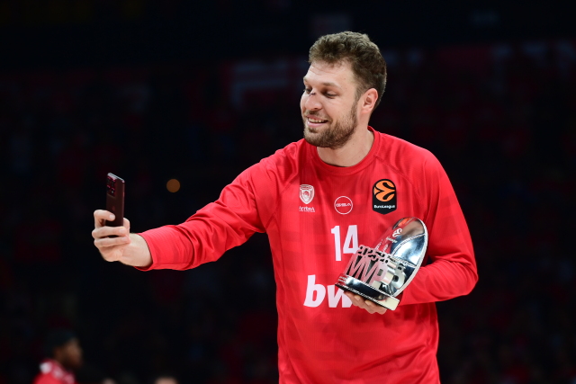 Βεζένκοφ: Το μεγαλύτερο βραβείο είναι στο τέλος, χρειαζόμαστε άλλες τρεις νίκες 