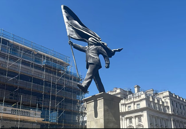Banksy: &Xi;&alpha;&nu;&alpha;&chi;&tau;ύ&pi;&eta;&sigma;&epsilon; &sigma;&tau;&eta;&nu; &kappa;&alpha;&rho;&delta;&iota;ά &tau;&omicron;&upsilon; &Lambda;&omicron;&nu;&delta;ί&nu;&omicron;&upsilon; &mu;&epsilon; έ&nu;&alpha; ά&gamma;&alpha;&lambda;&mu;&alpha; &pi;&omicron;&upsilon; &kappa;&alpha;&tau;&alpha;&gamma;&gamma;έ&lambda;&lambda;&epsilon;&iota; &tau;&omicron;&nu; &epsilon;&theta;&nu;&iota;&kappa;&iota;&sigma;&mu;ό
