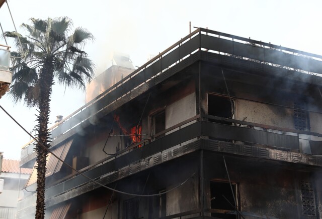 Χρυσοχοΐδης και Αγαπηδάκη στο Ίλιον μετά τη μεγάλη φωτιά που κατέστρεψε διαμερίσματα 