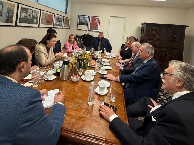 &Lambda;ί&nu;&alpha; &Mu;&epsilon;&nu;&delta;ώ&nu;&eta;: &Sigma;&upsilon;&nu;ά&nu;&tau;&eta;&sigma;&eta; &mu;&epsilon; &epsilon;&kappa;&pi;&rho;&omicron;&sigma;ώ&pi;&omicron;&upsilon;&sigmaf; &tau;&omicron;&upsilon; &Pi;&alpha;&gamma;&kappa;&omicron;&sigma;&mu;ί&omicron;&upsilon; &Omicron;&rho;&gamma;&alpha;&nu;&iota;&sigma;&mu;&omicron;ύ &Epsilon;&beta;&rho;&alpha;ϊ&kappa;ώ&nu; &Alpha;&pi;&omicron;&kappa;&alpha;&tau;&alpha;&sigma;&tau;ά&sigma;&epsilon;&omega;&nu;