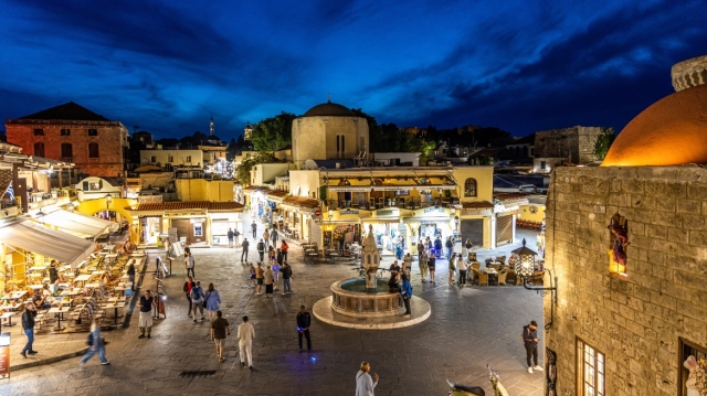 ΡΟΔΟΣ: ΒΡΕΤΑΝΙΔΕΣ ΚΑΤΗΓΓΕΙΛΑΝ ΒΙΑΣΜΟ ΑΠΟ ΔΥΟ ΟΜΟΕΘΝΕΙΣ ΤΟΥΣ ΜΕΤΑ ΤΗ ΓΝΩΡΙΜΙΑ ΤΟΥΣ ΣΕ ΝΥΧΤΕΡΙΝΟ ΚΕΝΤΡΟ