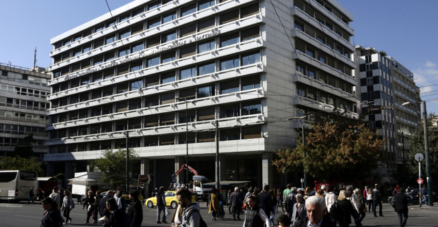 ΤΙ ΠΡΟΒΛΕΠΕΙ ΤΟ ΑΝΑΘΕΩΡΗΜΕΝΟ ΜΕΣΟΠΡΟΘΕΣΜΟ: ΑΛΜΑ ΠΛΗΘΩΡΙΣΜΟΥ ΣΤΟ 3,2% ΚΑΙ ΧΑΜΗΛΟΤΕΡΗ ΑΝΑΠΤΥΞΗ ΤΟ 2026