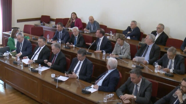 Έ&xi;&alpha;&lambda;&lambda;&omicron;&sigmaf; &Delta;&omicron;&upsilon;&delta;&omega;&nu;ή&sigmaf; &mu;&epsilon; &Kappa;&omega;&nu;&sigma;&tau;&alpha;&nu;&tau;&omicron;&pi;&omicron;ύ&lambda;&omicron;&upsilon;: &laquo;&Delta;&epsilon;&nu; &delta;έ&chi;&omicron;&mu;&alpha;&iota; &mu;&omicron;&mu;&phi;ή&raquo; - &laquo;&Mu;&eta; &mu;&omicron;&upsilon; &chi;&tau;&upsilon;&pi;ά&tau;&epsilon; &tau;&alpha; &chi;έ&rho;&iota;&alpha; &sigma;&alpha;&sigmaf;&raquo; &phi;ώ&nu;&alpha;&zeta;&epsilon; &eta; &Zeta;&omega;ή
