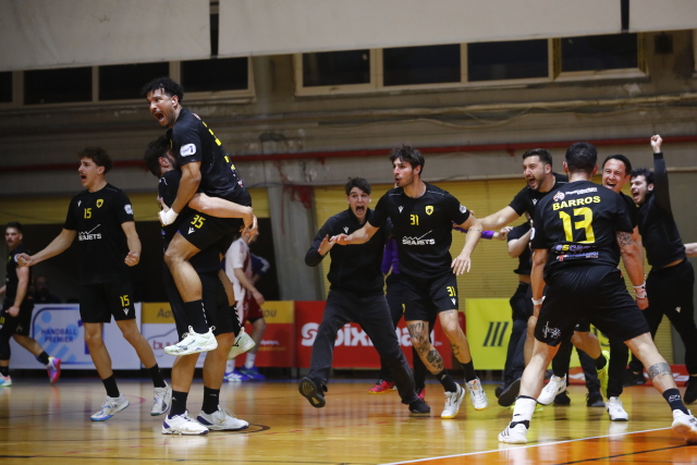&Mu;&epsilon; buzzer beater &tau;&omicron;&upsilon; &Pi;&alpha;&nu;&alpha;&gamma;&iota;ώ&tau;&omicron;&upsilon;, &eta; &Alpha;&Epsilon;&Kappa; &kappa;έ&rho;&delta;&iota;&sigma;&epsilon; &mu;&epsilon; break &tau;&omicron;&nu; 1&omicron; &tau;&epsilon;&lambda;&iota;&kappa;ό &tau;&eta;&sigmaf; Handball Premier, 33-32 &tau;&omicron;&nu; &Omicron;&lambda;&upsilon;&mu;&pi;&iota;&alpha;&kappa;ό, &beta;ί&nu;&tau;&epsilon;&omicron;