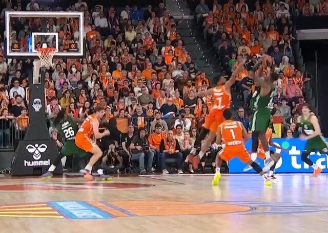 &Beta;ί&nu;&tau;&epsilon;&omicron;: &Tau;&omicron; buzzer beater &tau;&omicron;&upsilon; &Chi;έ&iota;&zeta; &Nu;&tau;έ&iota;&beta;&iota;&sigmaf; &pi;&omicron;&upsilon; έ&phi;&epsilon;&rho;&epsilon; &tau;&omicron;&nu; &Pi;&alpha;&nu;&alpha;&theta;&eta;&nu;&alpha;ϊ&kappa;ό &mu;ί&alpha; &nu;ί&kappa;&eta; &alpha;&pi;ό &tau;&omicron; Final 4