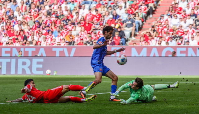 Bundesliga: &Gamma;&lambda;ύ&tau;&omega;&sigma;&epsilon; &tau;&eta;&nu; ή&tau;&tau;&alpha; &sigma;&tau;&eta;&nu; &epsilon;&kappa;&pi;&nu;&omicron;ή &eta; &Mu;&pi;ά&gamma;&epsilon;&rho;&nu;, 3-3 &mu;&epsilon; &tau;&eta;&nu; &omicron;&upsilon;&rho;&alpha;&gamma;ό &Chi;ά&iota;&nu;&tau;&epsilon;&nu;&chi;&alpha;ϊ&mu; &lambda;ί&gamma;&epsilon;&sigmaf; &mu;έ&rho;&epsilon;&sigmaf; &pi;&rho;&iota;&nu; &tau;&eta; &rho;&epsilon;&beta;ά&nu;&sigmaf; &mu;&epsilon; &tau;&eta;&nu; &Pi;&alpha;&rho;ί, &delta;&epsilon;ί&tau;&epsilon; &gamma;&kappa;&omicron;&lambda;