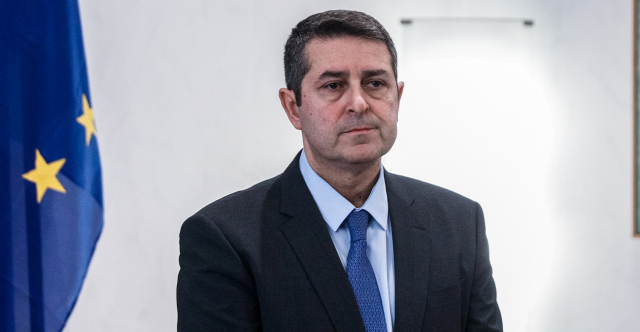 Αντιδρά μετά από 17 ημέρες νοσηλείας ο Γιώργος Μυλωνάκης, τον επισκέφτηκε ο πρωθυπουργός 