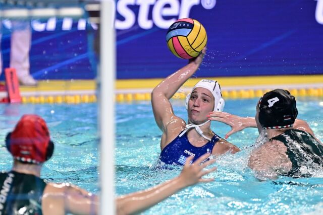 World Cup &pi;ό&lambda;&omicron; &gamma;&upsilon;&nu;&alpha;&iota;&kappa;ώ&nu;: &Eta; &Epsilon;&theta;&nu;&iota;&kappa;ή &nu;ί&kappa;&eta;&sigma;&epsilon; 14-9 &tau;&eta;&nu; &Omicron;&upsilon;&gamma;&gamma;&alpha;&rho;ί&alpha; &kappa;&alpha;&iota; &alpha;&gamma;&kappa;ά&lambda;&iota;&alpha;&sigma;&epsilon; &tau;&eta;&nu; &pi;&rho;ό&kappa;&rho;&iota;&sigma;&eta; &gamma;&iota;&alpha; &tau;&alpha; Super Finals