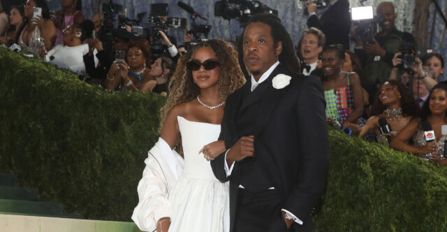 &Tau;&omicron; &beta;ί&nu;&tau;&epsilon;&omicron; &mu;&epsilon; &tau;&eta;&nu; &Mu;&pi;&lambda;&omicron;&upsilon; Ά&iota;&beta;&iota; &sigma;&tau;&omicron; Met Gala &pi;&omicron;&upsilon; έ&gamma;&iota;&nu;&epsilon; viral: &Alpha;&gamma;&nu;ό&eta;&sigma;&epsilon; &epsilon;&pi;&iota;&delta;&epsilon;&iota;&kappa;&tau;&iota;&kappa;ά &tau;&omicron;&nu; &pi;&alpha;&tau;έ&rho;&alpha; &tau;&eta;&sigmaf; Jay-Z