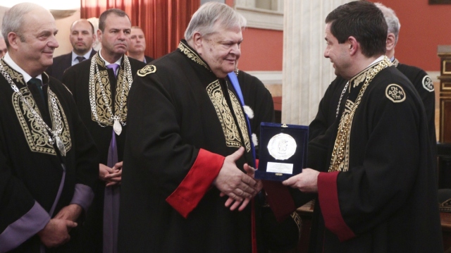 ΠΟΛΙΤΙΚΗ, ΑΚΑΔΗΜΑΙΚΗ ΚΑΙ ΕΚΚΛΗΣΙΑΣΤΙΚΗ «ΣΥΝΑΞΗ» ΣΤΟ ΕΚΠΑ ΓΙΑ ΤΗΝ ΑΓΟΡΕΥΣΗ ΤΟΥ ΒΕΝΙΖΕΛΟΥ ΣΕ ΕΠΙΤΙΜΟ ΔΙΔΑΚΤΟΡΑ, ΔΕΙΤΕ ΕΙΚΟΝΕΣ