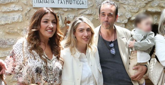 Ο Πάνος Μουζουράκης και η Μαριλού Κόζαρη βάφτισαν τον γιο τους, νονά η Έλενα Παπαρίζου, δείτε βίντεο και φωτογραφίες