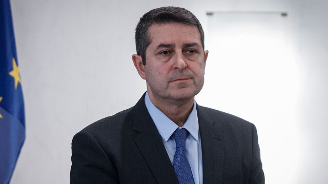 &Sigma;&epsilon; &kappa;έ&nu;&tau;&rho;&omicron; &alpha;&pi;&omicron;&kappa;&alpha;&tau;ά&sigma;&tau;&alpha;&sigma;&eta;&sigmaf; &sigma;&tau;&eta; &Gamma;&epsilon;&rho;&mu;&alpha;&nu;ί&alpha; &omicron; &Gamma;&iota;ώ&rho;&gamma;&omicron;&sigmaf; &Mu;&upsilon;&lambda;&omega;&nu;ά&kappa;&eta;&sigmaf;: &Beta;&gamma;ή&kappa;&epsilon; &alpha;&pi;ό &tau;&eta; &Mu;&Epsilon;&Theta;, &tau;&omicron; &nu;έ&omicron; &iota;&alpha;&tau;&rho;&iota;&kappa;ό &alpha;&nu;&alpha;&kappa;&omicron;&iota;&nu;&omega;&theta;έ&nu;