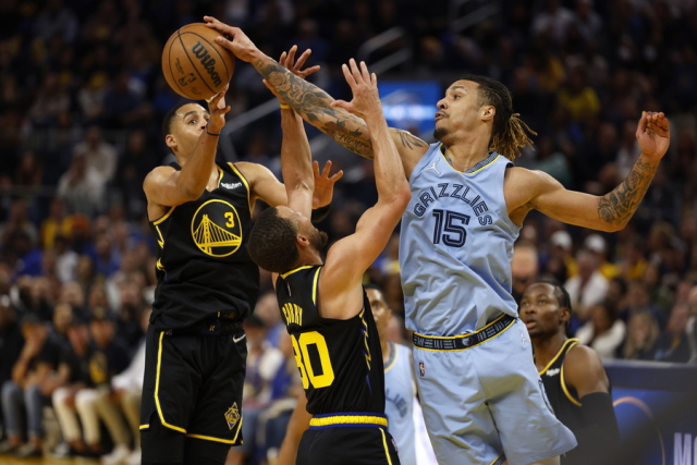 &Sigma;&omicron;&kappa; &sigma;&tau;&omicron; NBA: Έ&phi;&upsilon;&gamma;&epsilon; &alpha;&pi;ό &tau;&eta; &zeta;&omega;ή &omicron; &Mu;&pi;&rho;ά&nu;&tau;&omicron;&nu; &Kappa;&lambda;&alpha;&rho;&kappa; &tau;&omega;&nu; &Mu;έ&mu;&phi;&iota;&sigmaf; &Gamma;&kappa;&rho;ί&zeta;&lambda;&iota;&sigmaf; &sigma;&epsilon; &eta;&lambda;&iota;&kappa;ί&alpha; 29 &epsilon;&tau;ώ&nu;