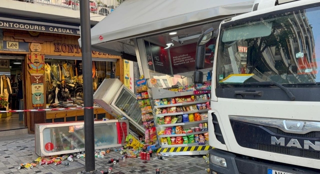 &Pi;&epsilon;&rho;ί&pi;&tau;&epsilon;&rho;&omicron; &sigma;&tau;&eta; &Theta;&epsilon;&sigma;&sigma;&alpha;&lambda;&omicron;&nu;ί&kappa;&eta; &lambda;ύ&gamma;&iota;&sigma;&epsilon; ό&tau;&alpha;&nu; &phi;&omicron;&rho;&tau;&eta;&gamma;ό έ&pi;&epsilon;&sigma;&epsilon; &pi;ά&nu;&omega; &tau;&omicron;&upsilon;, &laquo;&nu;ό&mu;&iota;&zeta;&alpha; &gamma;&iota;&nu;ό&tau;&alpha;&nu; &sigma;&epsilon;&iota;&sigma;&mu;ό&sigmaf;&raquo; &lambda;έ&epsilon;&iota; &omicron; &iota;&delta;&iota;&omicron;&kappa;&tau;ή&tau;&eta;&sigmaf; - &Delta;&epsilon;ί&tau;&epsilon; &beta;ί&nu;&tau;&epsilon;&omicron; &kappa;&alpha;&iota; &phi;&omega;&tau;&omicron;&gamma;&rho;&alpha;&phi;ί&epsilon;&sigmaf;
