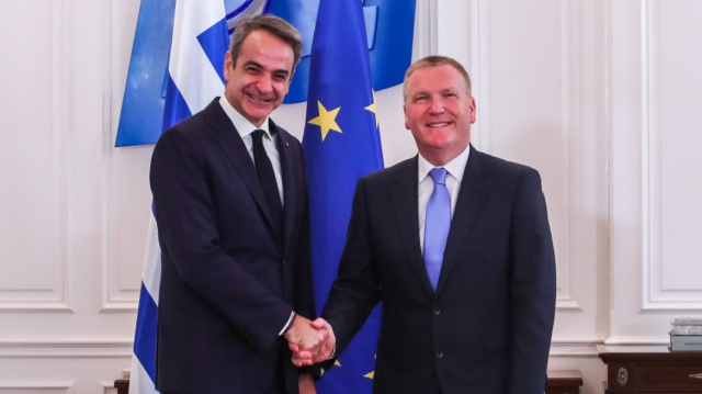 &Mu;&eta;&tau;&sigma;&omicron;&tau;ά&kappa;&eta;&sigmaf;: &Eta; &sigma;&upsilon;&nu;&tau;&alpha;&gamma;&mu;&alpha;&tau;&iota;&kappa;ή &alpha;&nu;&alpha;&theta;&epsilon;ώ&rho;&eta;&sigma;&eta; &sigma;&tau;&omicron; &epsilon;&pi;ί&kappa;&epsilon;&nu;&tau;&rho;&omicron; &tau;&eta;&sigmaf; &epsilon;&pi;ό&mu;&epsilon;&nu;&eta;&sigmaf; &epsilon;&kappa;&lambda;&omicron;&gamma;&iota;&kappa;ή&sigmaf; &mu;ά&chi;&eta;&sigmaf;, &theta;έ&lambda;&omicron;&upsilon;&mu;&epsilon; &lambda;&alpha;ϊ&kappa;ή &nu;&omicron;&mu;&iota;&mu;&omicron;&pi;&omicron;ί&eta;&sigma;&eta; &gamma;&iota;&alpha; &tau;&iota;&sigmaf; &mu;&epsilon;&gamma;ά&lambda;&epsilon;&sigmaf; &theta;&epsilon;&sigma;&mu;&iota;&kappa;έ&sigmaf; &alpha;&lambda;&lambda;