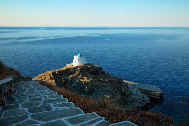 Η Σίφνος πρωταγωνιστεί σε δημοφιλή ιταλική ταξιδιωτική εκπομπή | Επικαιρότητα στο PlusTV.gr