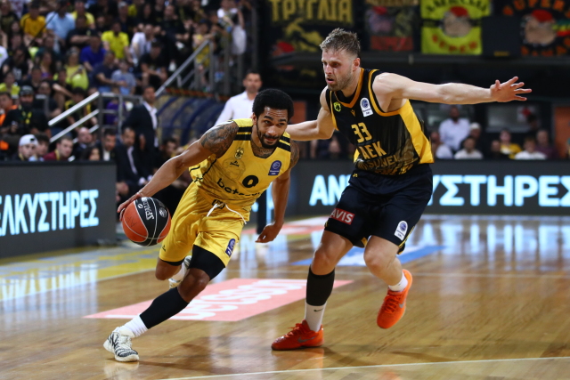 Άρης - ΑΕΚ 90-81: Οι Θεσσαλονικείς ισοφάρισαν τη σειρά και την έστειλαν σε τρίτο ματς, δείτε βίντεο