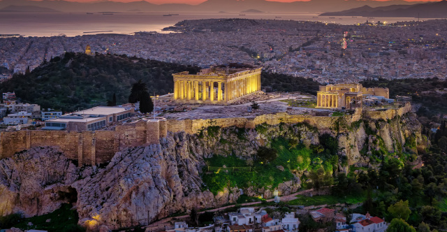 Handelsblatt: &Alpha;&pi;ό &tau;&omicron; &chi;&epsilon;ί&lambda;&omicron;&sigmaf; &tau;&eta;&sigmaf; &kappa;&rho;ί&sigma;&eta;&sigmaf; &sigma;&epsilon; &pi;&alpha;&rho;ά&delta;&epsilon;&iota;&gamma;&mu;&alpha; &omicron;&iota;&kappa;&omicron;&nu;&omicron;&mu;&iota;&kappa;ή&sigmaf; &alpha;&nu;ά&kappa;&alpha;&mu;&psi;&eta;&sigmaf; &eta; &Epsilon;&lambda;&lambda;ά&delta;&alpha; - &laquo;&Alpha;&rho;&chi;&iota;&tau;έ&kappa;&tau;&omicron;&nu;&alpha;&sigmaf; &mu;&epsilon;&tau;&alpha;&rho;&rho;&upsilon;&theta;&mu;ί&sigma;&epsilon;&omega;&nu;&raquo; &omicron; &Chi;&alpha;&tau;&zeta;&eta;&delta;ά&kappa;&eta;&sigmaf;