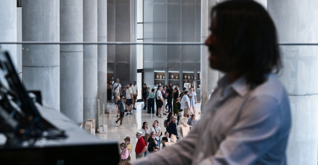 &Kappa;&omicron;&sigma;&mu;&omicron;&sigma;&upsilon;&rho;&rho;&omicron;ή &sigma;&tau;&alpha; &mu;&omicron;&upsilon;&sigma;&epsilon;ί&alpha; &gamma;&iota;&alpha; &tau;&eta; &Delta;&iota;&epsilon;&theta;&nu;ή &Eta;&mu;έ&rho;&alpha; &Mu;&omicron;&upsilon;&sigma;&epsilon;ί&omega;&nu;: &Mu;&epsilon;&gamma;ά&lambda;&epsilon;&sigmaf; &omicron;&upsilon;&rho;έ&sigmaf; &sigma;&tau;&omicron; &Mu;&omicron;&upsilon;&sigma;&epsilon;ί&omicron; &Alpha;&kappa;&rho;ό&pi;&omicron;&lambda;&eta;&sigmaf;, &beta;ί&nu;&tau;&epsilon;&omicron; &kappa;&alpha;&iota; &phi;&omega;&tau;&omicron;&gamma;&rho;&alpha;&phi;ί&epsilon;&sigmaf;
